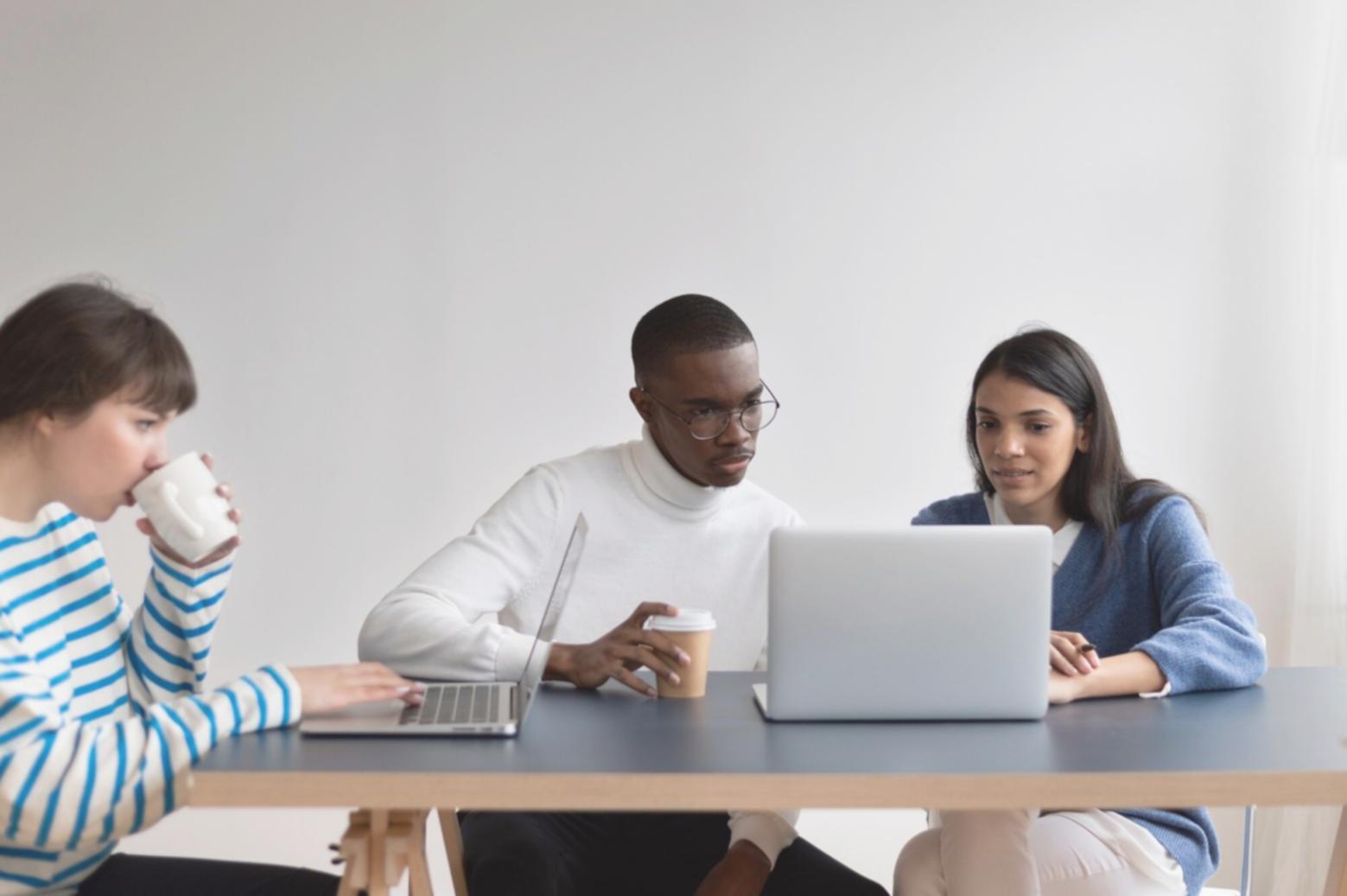 Grupo de personas colaborando en sesión de aprendizaje financiero